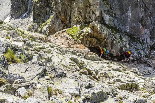 Туристы, въезжающие в горный перевал . — стоковое фото