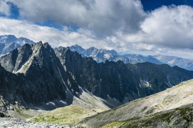 Dağların üzerinde kara bulutlar.