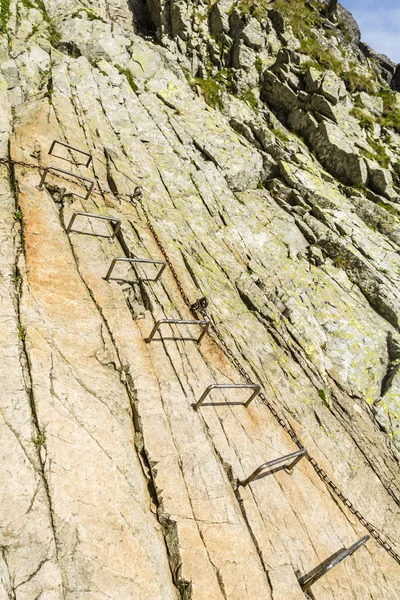 Clamps and chain on the trail. — Stock Photo, Image