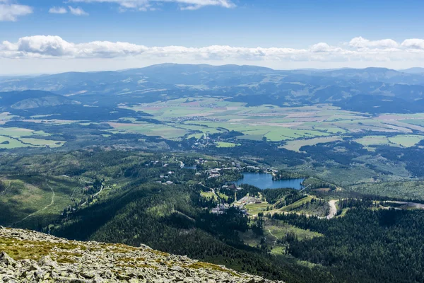 Ciudad (Strbske Pleso) y Lago (Strbske pleso) en Eslovaquia . — Foto de Stock