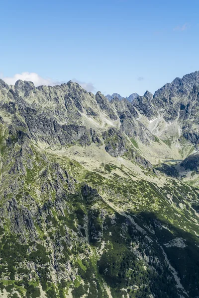 Crête dentelée dans les montagnes . — Photo