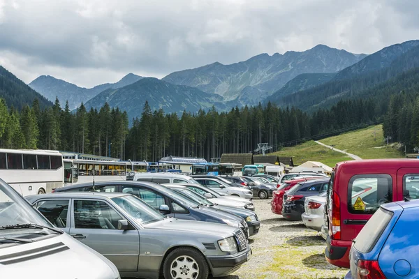 Volledige parkeerplaats in de bergen. — Stockfoto