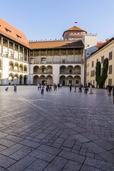 Turisták, a tér a Wawel-kastély. — Stock Fotó
