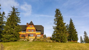 Zlatna, Polonya - 27 Ekim 2020: Hala Rysianka 'daki Dağ Kulübesi PTTK (Polonya Turist ve Gezgin Topluluğu), sabah güneşiyle aydınlandı. Zywiec Beskids. Polonya.