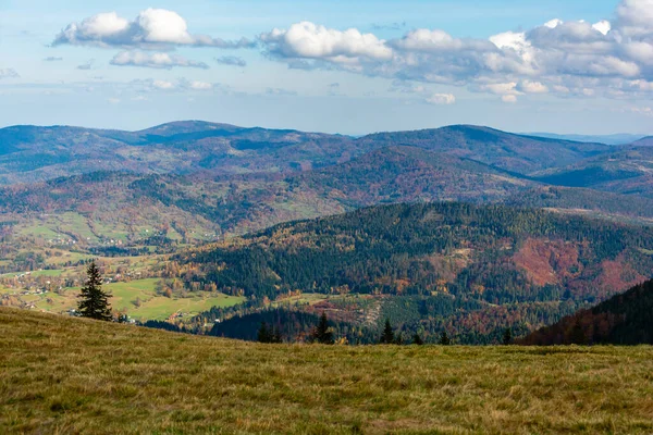 Efteråret Landskab Bjergbakker Dækket Med Farverige Skove Zywiec Beskids Royaltyfrie stock-fotos