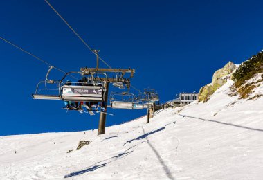 Zakopane, Polonya - 02 Mart 2021: Gasienicowa başkanlığı (PKL) ile Kasprowy Wierch (Kasprov Vrch) zirvesine çıkan kayakçılar).