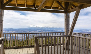 Beskid Sadecki - Radziejowa Zirvesi 'nin en yüksek zirvesinde yer alan kule üzerindeki Tatra Dağları' nın manzaralı manzarası. Zirve, sözde Polonya Dağları Tacına ait..