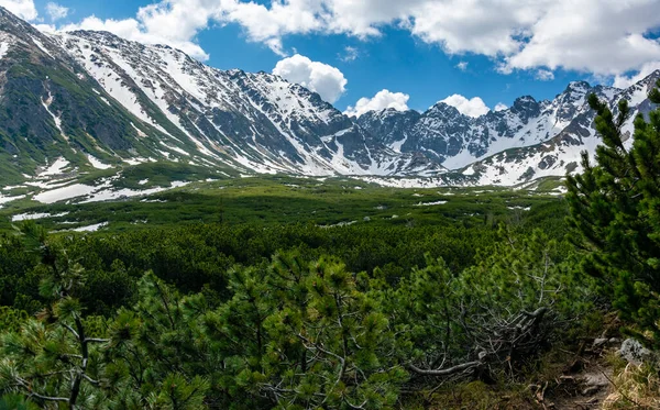 Las Partes Altas Las Montañas Todavía Están Parcialmente Cubiertas Nieve — Foto de Stock