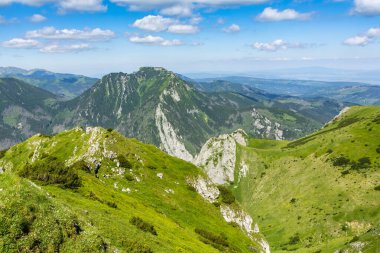 Yaz mevsiminde Batı Tatras 'taki görkemli tepe olan Kominiarski Wierch' e yürüyüş yolundan bakın..
