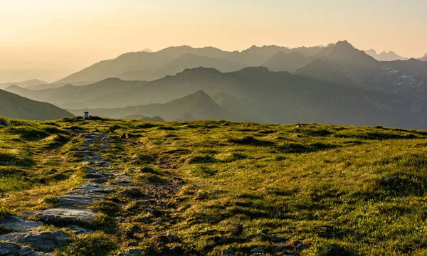 Een Prachtige Zomerochtend Bergen Ochtendnevels Geven Een Sprookjesachtig Landschap Tussen — Stockfoto