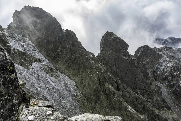 Fragment Grzbietu Głównego Tatr Jesiennej Scenerii Pierwszy Letni Śnieg Spadł — Zdjęcie stockowe