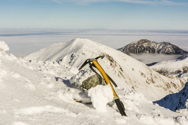 Hacha de hielo en las montañas —  Fotos de Stock