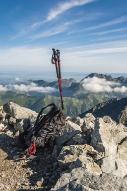 Siyah ve kırmızı hiking Polonyalılar ve bir sırt çantası