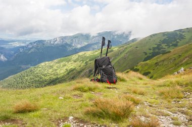 Sırt çantası ve trekking direkleri