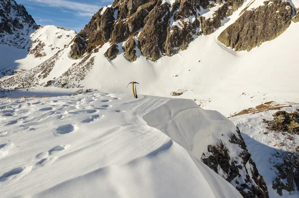 Ледяной топор в горах — стоковое фото