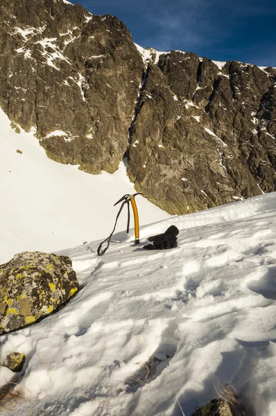 Ice axe and Gloves — Stock Photo, Image