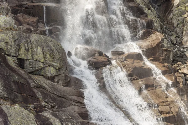 Cascada de agua cayendo sobre una roca —  Fotos de Stock