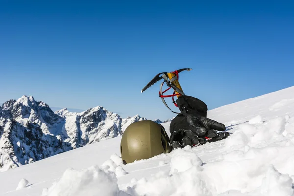 Casco, guantes y hacha de hielo —  Fotos de Stock