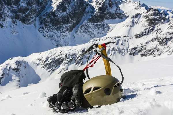 Winterausrüstung für Bergsteiger — Stockfoto