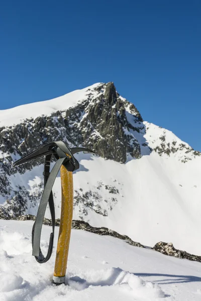 Must winter Ice axe mountaineer — Stock Photo, Image