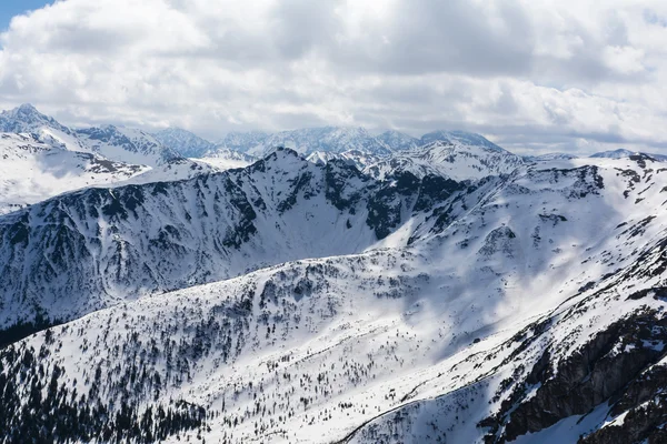 Dağlarda dağların üzerinden bulutlar — Stok fotoğraf