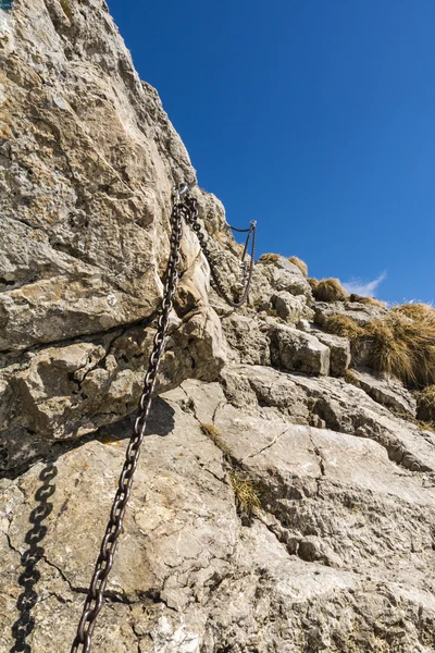 Fragment des chaînes assurées sentier dans les montagnes — Photo