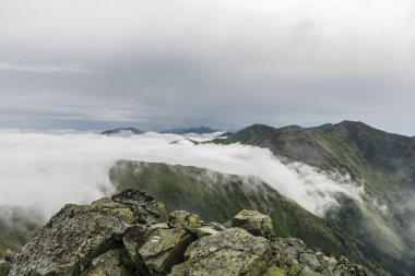 Bulutlu bir günde sabah manzara