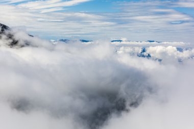 Ufukta bulutlar tepeler üzerinde