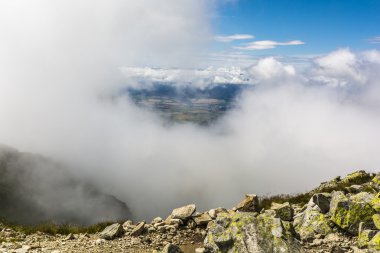 Bulutlarda o vadide ortaya çıktı.