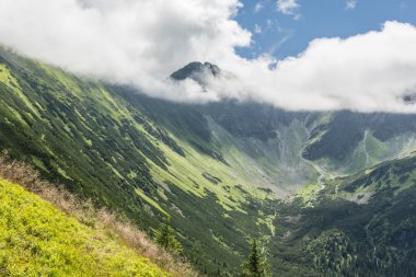 Vadi ve tepeler bulutlar