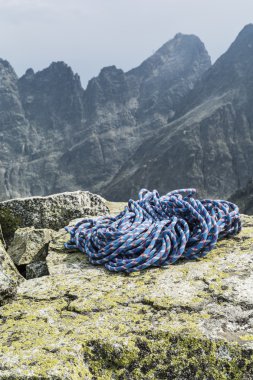 Arka planda zirveleri ile buzlu ip