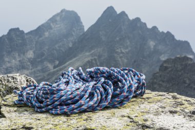 Bir dağ sırtı zemin üzerine mavi ip