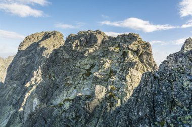 Rumanowy Szczyt (Rumanov stit) ve Ganek (Ganok) granit kaya doruklarına