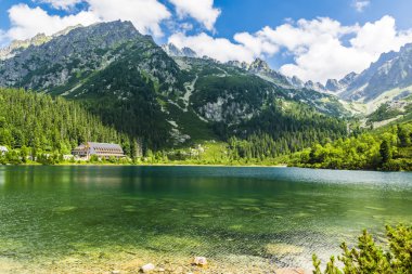Su birikintisi - Popradzki have (Popradske pleso) ve çevresindeki güzel dağ zirveleri