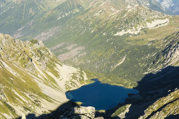 Estanque - Nizni Ciemnosmreczynski Staw (Nizne Temnosmrecinske pleso, Nizne Smrecinske pleso ) —  Fotos de Stock