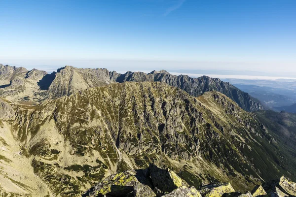 Paisaje de cresta de montaña en colores otoñales — Foto de Stock