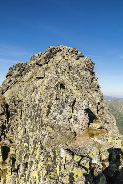 Exposed ridge leading to the summit — Stock Photo, Image