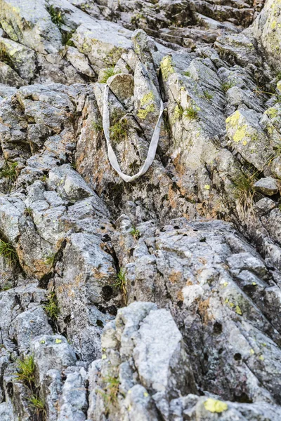 Vecchio anello a sinistra in montagna — Foto Stock