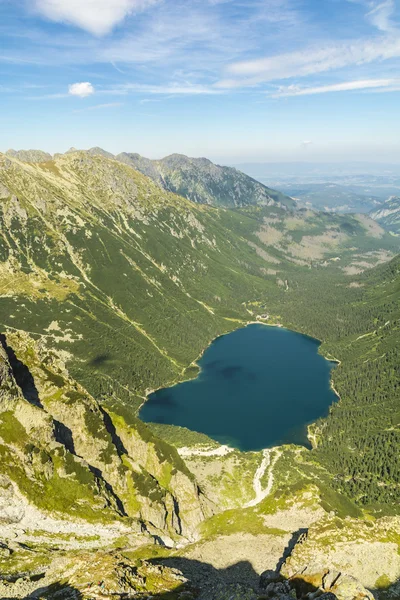 Estanque - Ojo de mar (Morskie Oko, Morske oko) en el valle - Dolina Rybiego Potoku (dolina Rybieho potoka ) — Foto de Stock