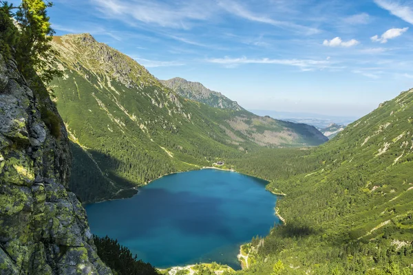 Estanque - Sea Eye (Morskie Oko, Morske oko) en el valle de Rybi Potok (Dolina Rybiego Potoku, dolina Rybieho potoka) en Polonia — Foto de Stock