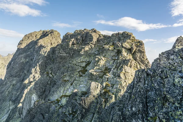 Peaks Rumanowy Szczyt (Rumanov stit) and Ganek (Ganok) of granite rock — Stock Photo, Image