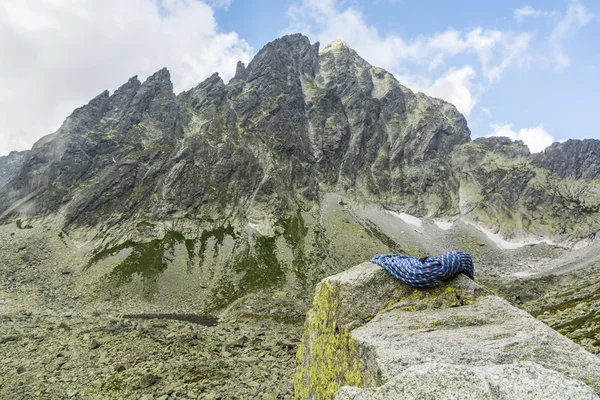Cuerda en una roca en las montañas —  Fotos de Stock