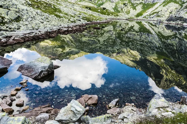 Picos de reflexión en el lago — Foto de Stock