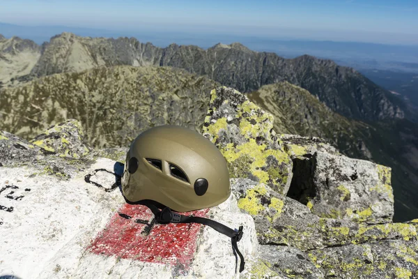 Casco en el puesto fronterizo en la cima de las montañas —  Fotos de Stock