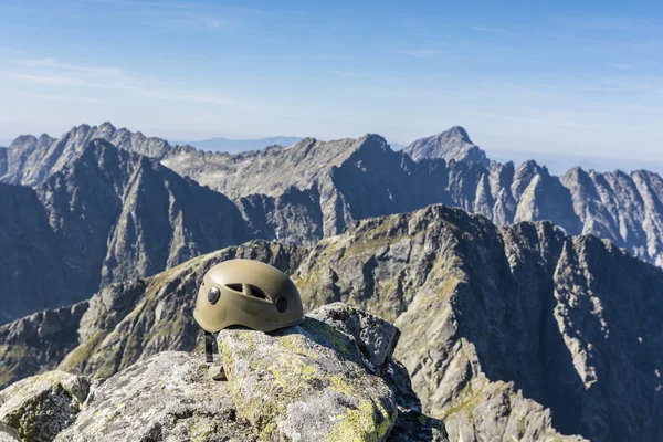 Casque dans les montagnes — Photo