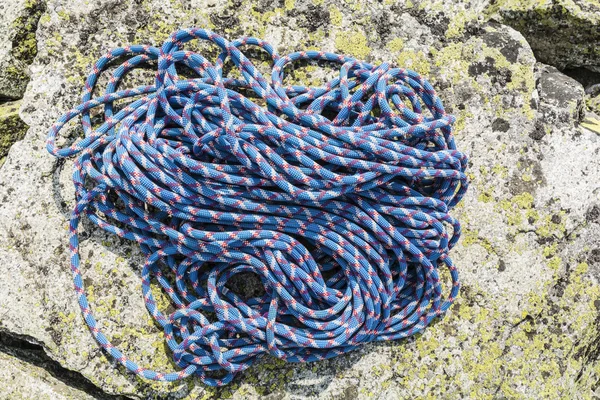 Rope on a rock — Stock Photo, Image