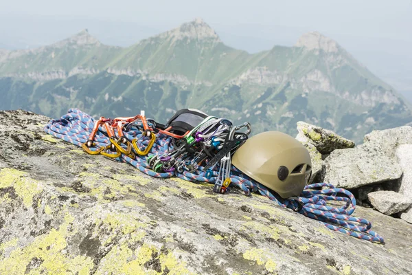 Attrezzatura alpinista per scalare la montagna — Foto Stock