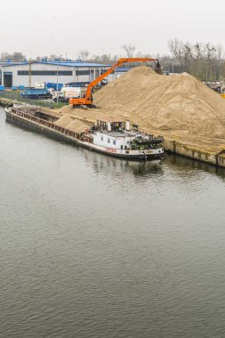 Ekskavatör kum gemiden kaldırır