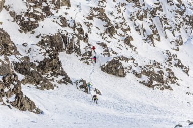 Turistler zirveye doğru yola.