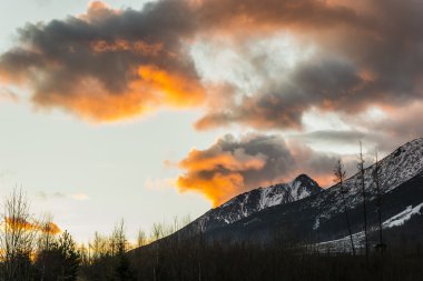 gün batımında Tatra Dağları.